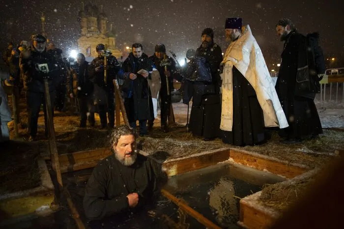 Mit dem Bad im eiskalten Wasser erinnern die Menschen an die Taufe Jesu zum orthodoxen Dreikönigstag. Dazu werden in die Eisdecken von Flüssen oder Teichen Löcher geschlagen, dann tauchen die Gläubigen ein. Das von Geistlichen gesegnete Wasser soll die Menschen läutern. Nach dem Julianischen Kalender fällt das Fest auf den 19. Januar.
