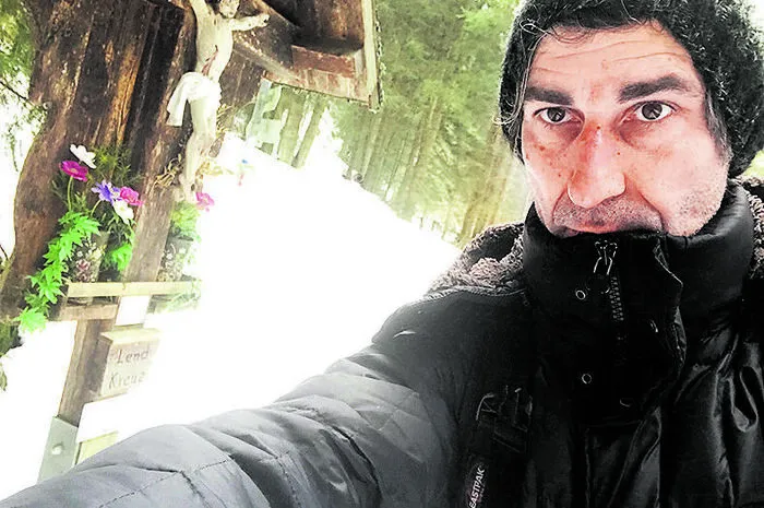 Das Lendkreuz. Das ist wohl die einzige von Menschen erschaffene Markierung auf dem Christmettenweg, die nichts mit Peter Rosegger zu tun hat. Von hier geht’s ­weiter zum Ziesler Anger.