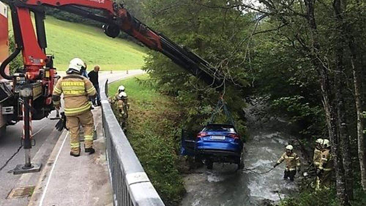 Feuerwehr Schladming hob das Auto aus dem Bach