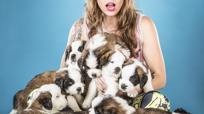 Carli Davidson und ihre Hundeschar. WAUnsinnig lieb! Klicken Sie sich durch die wohl süßeste Bildergalerie seit es Hundebabys gibt.