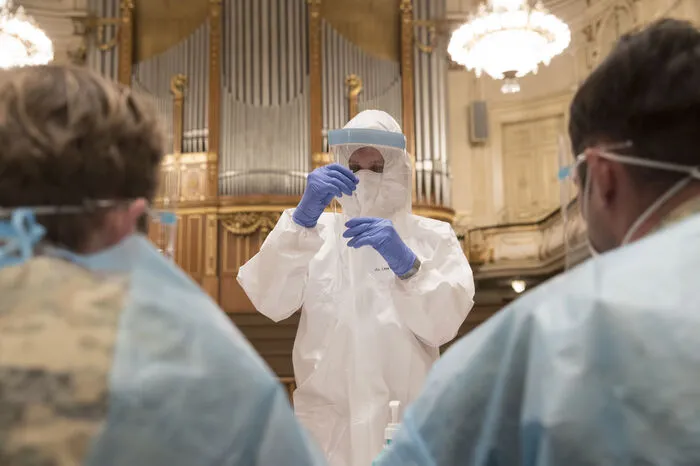 Die Hygiene- und Sicherheitsmaßnahmen sind sehr wichtig - bei Eintritt in den Teststandort erhalten Sie auch einen frischen Mund-Nasen-Schutz, denn Sie die ganze Zeit über aufbehalten. Nur zur Abstrichentnahme nehmen Sie den Schutz kurz ab.