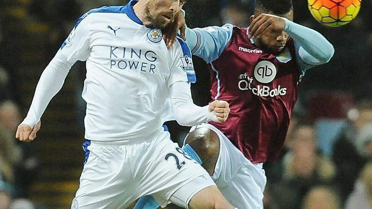 Christian Fuchs (links) im Luftduell mit Leandro Bacuna