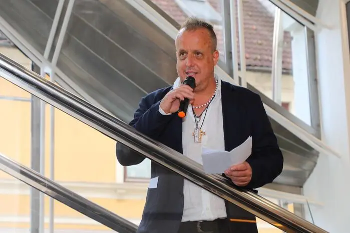 Andreas Schöberl-Negishi, Teamleiter der Regionalredaktion, eröffnete die Feierlichkeiten