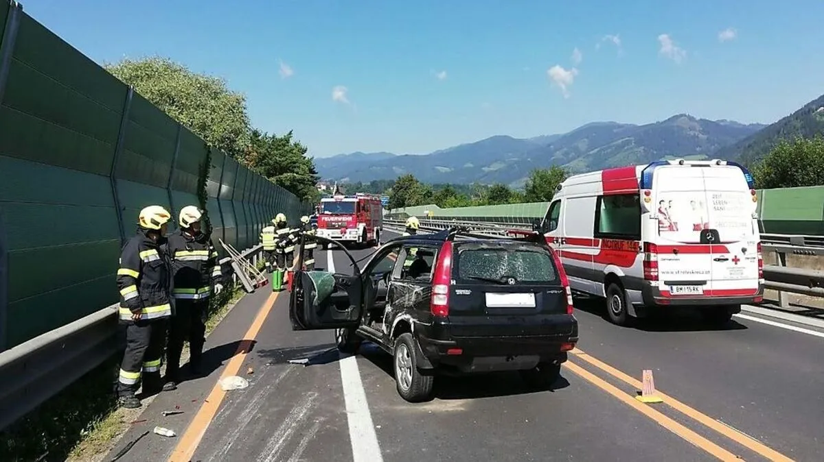 Das Auto kollidierte mit der Leitplanke