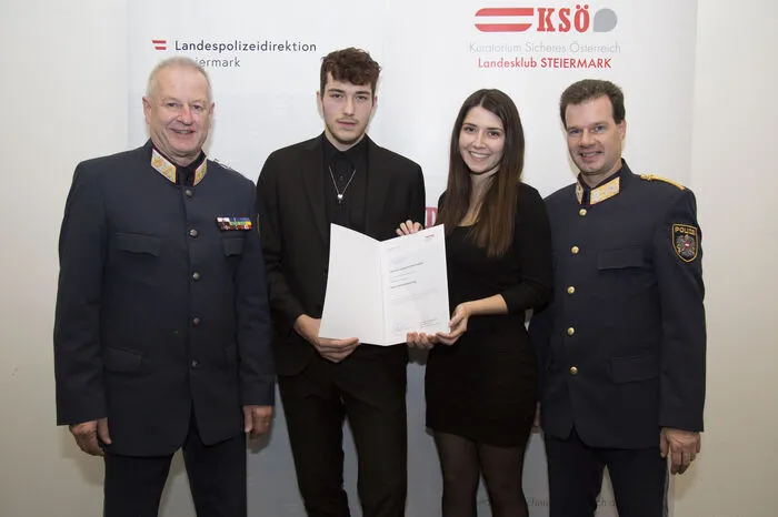 Dr. Sigrid Reiter, Dr. Lukas Reiter, Ulrike Krenn und Clemens Prabitz (im Bild) haben mit ihrem couragierten Handeln am 27. März 2019 nach einem räuberischen Diebstahl in Graz zur Festnahme eines Straftäters beigetragen. Obwohl der Täter bei seiner Flucht gewalttätig vorging, verfolgten sie den Mann und hielten ihn bis zum Eintreffen der Polizei an.