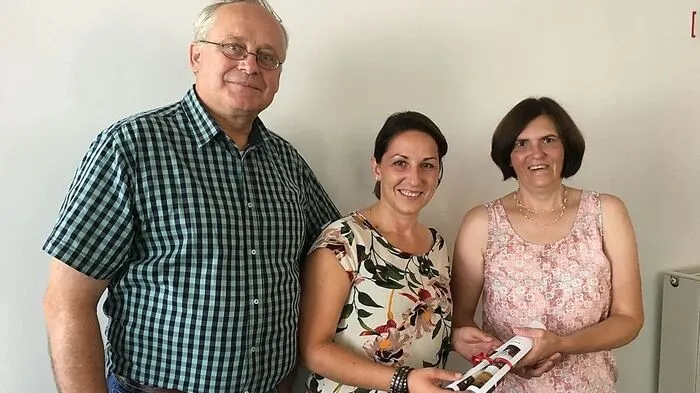Evita (rechts) und Manfred Roblek aus Ebersdorf bei der Gewinnübergabe