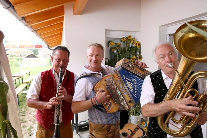 Nach dem Frühschoppen mit „Dreifoch Guat“ (Michael Werkl, Charly Reimann, Günther Trojer, von links) ging das Gästesingen, an dem übrigens fünf Chöre teilnahmen, über die Bühne.