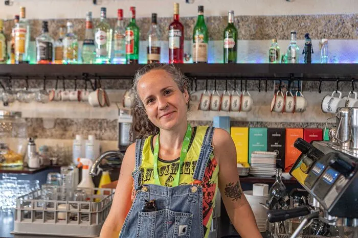 Antonia Günzberg 30, La Meskla Der erste Tag ohne Makse fühlt sich angenehm an und ist befreiend. Man kann wieder atmen und man kann mit den Leuten wieder besser kommunizieren und wird verstanden. Seit dem Ende der Maskenpflicht für Kunden hat sich die Frequenz deutlich erhöht.