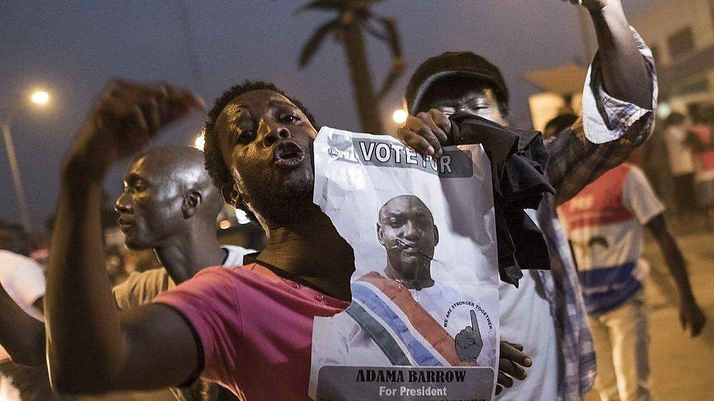 Die Menschen feiern den neuen Präsidenten Adama Barrow 