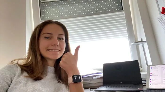 Hannah Joch, Bundesgymnasium Rein: Es war am Anfang etwas stressig, sich auf Online umzustellen und den ganzen Tag vor dem Laptop zu sein. Man kann sich selbst aussuchen, wann man was macht, muss nicht so früh aufstehen, kann eine Pause machen, wenn man will. Aber man hat keine Freunde bei sich und keine Lehrer, denen man schnell eine Frage stellen kann.