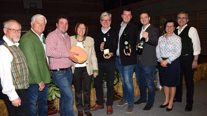 Unter dem Motto „Kunst &amp; Wein“ lud die „Gruppe Kultur Hengsberg“ in das Hengistzentrum, wo die Weingüter Adam-Lieleg aus Kranach/Leutschach, Pilch aus Ratsch und das Freigut Thallern aus Guntramsdorf (NÖ) gleich 16 verschiedene Weine einem interessierten Publikum kredenzten. Den künstlerischen Part besorgte die Malerin Elke Tarmann aus Graz. 
