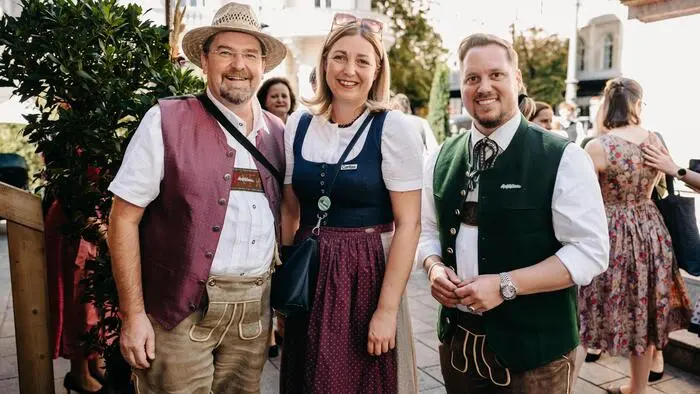 Caritas-Präsidentin Nora Tödtling-Musenbichler mit Maximilian und FP-Klubobmann Marco Triller