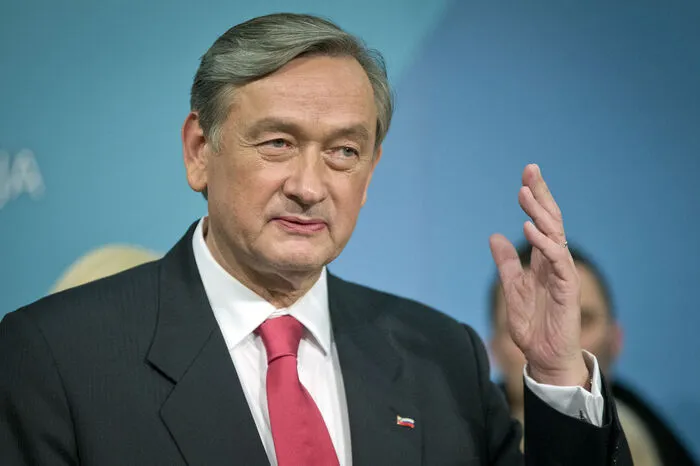 Er hat reichlich Erfahrung bei der UNO gesammelt: Danilo Türk ist emeritierter Professor für Internationales Recht und war von 1992 bis 2000 Botschafter bei den Vereinten Nationen sowie von 2000 bis 2005 politischer Assistent von UNO-Generalsekretär Kofi Annan. Innerhalb der Vereinten Nationen war er in mehreren Ausschüssen in den Bereichen Diskriminierung und Menschenrechte tätig. 2007-2012 hatte er das Amt als slowenischer Staatspräsident inne.