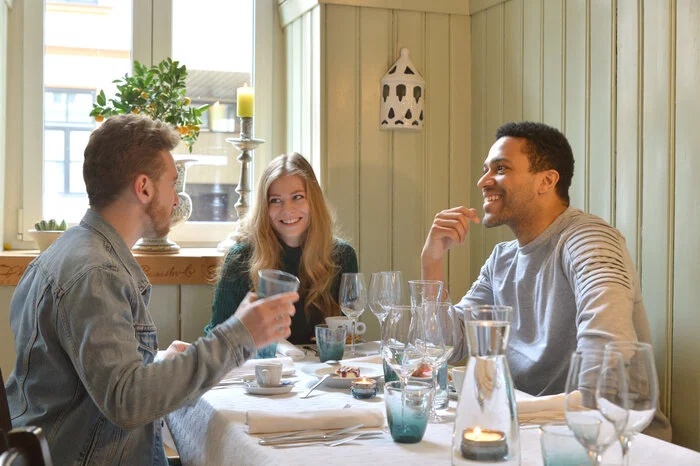 Zur Einstimmung auf den heurigen Song Contest in Stockholm trafen sich Trent und Zoë mit Sampson in Wien. Wo? Natürlich in einem portugiesischen Restaurant - der Song Contest findet heuer in Lissabon statt.