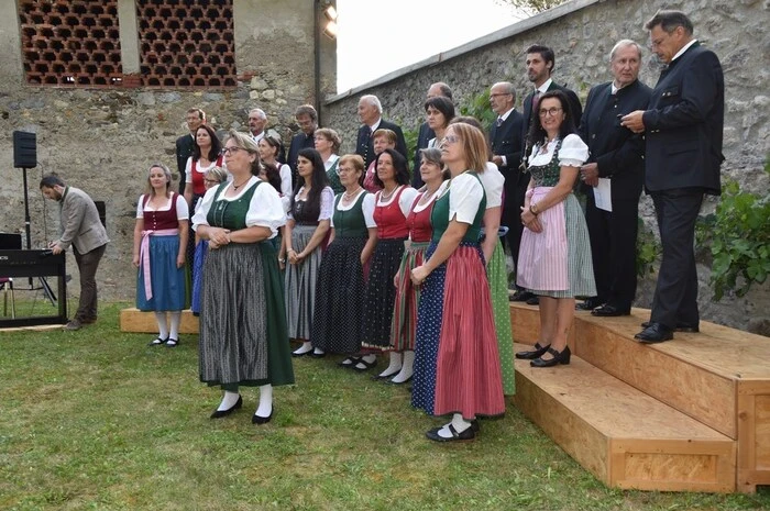Mitwirkende waren neben dem Gesangverein Oberwölz der MGV "Höhenklang" Mariahof, die Jagdhornbläsergruppe Oberwölz und eine Musikgruppe vom Musikverein Niederwölz. Moderiert wurde der stimmungsvolle Abend von Andreas Plattner.