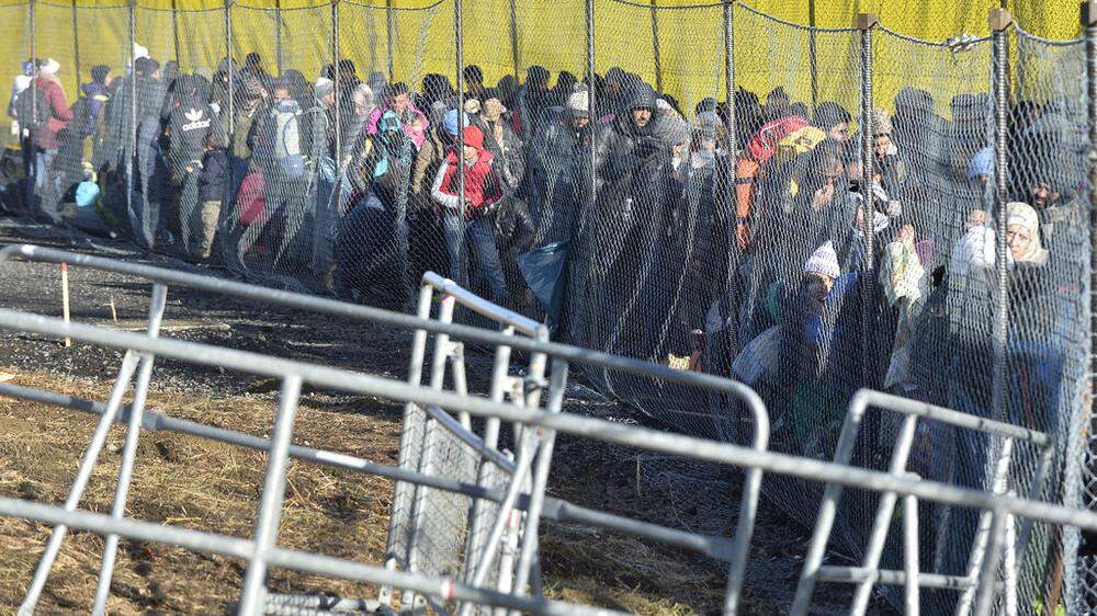 Tausende Flüchtlinge kamen über die Grenze in Spielfeld