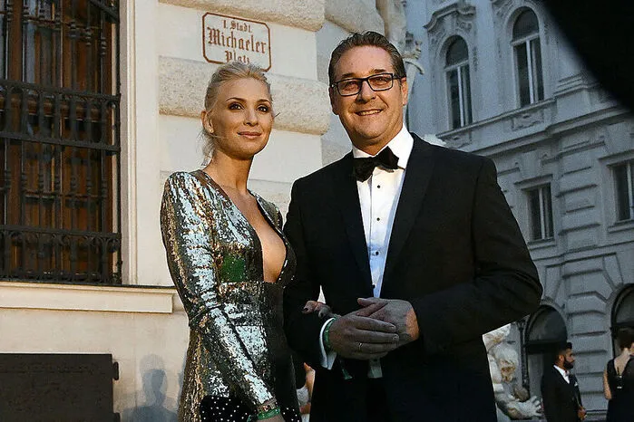 Vizekanzler Heinz-Christian Strache (FPÖ) erfreut neuerdings das Wandern und das auf Anraten seiner Frau Philippa "als Ausgleich zum fordernden Regierungsalltag". Auch Laufen und Radfahren sollen den FPÖ-Chef durch den Sommer begleiten. Ferien gibt es ferner mit den Kindern, und zwar acht Tage in Spanien.