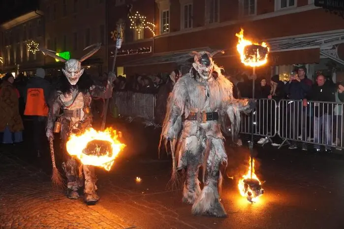Die Perchten und Krampusse zeigten feurige Shows