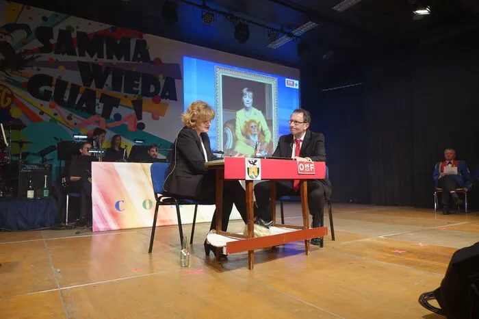 Auch Klassiker wie der Newsflash der "SIB - Straß im Bild", moderiert von Margit Angerbauer und Helmut Schwimmer, durften nicht fehlen.