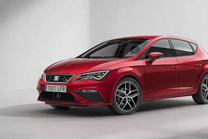 Bei den Benzinmotoren reicht die Leistung von 86 bis 150 PS, nicht zu vergessen die neueste 1.4-Liter-TGI-Version (auch mit DSG-Getriebe erhältlich), die mit komprimiertem Erdgas betrieben wird. Die manuellen Getriebe haben fünf oder sechs Gänge, das Doppelkupplungs-DSG sechs oder sieben. Vorderrad- und 4Drive-Allradantrieb mit der Haldex-Kupplung der fünften Generation wird ebenfalls erhältlich sein. Außerdem folgt auch bald wieder eine Cupra-Version des Leon – aber das ist eine andere Geschichte.