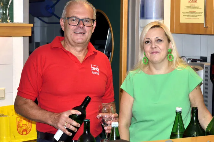 „Wir freuen uns sehr mit unserem Frauenteam über den guten Besuch, diesen wunderschönen Nachmittag mit bester Stimmung, und dass sich die Menschen bei uns hier so wohlfühlen“ zeigte sich die frisch gewählte SPÖ-Ortsfrauenvorsitzende Evelin Heschl, gemeinsam mit ihrer Vorgängerin Franziska Pieber, zufrieden über die gelungene Veranstaltung.