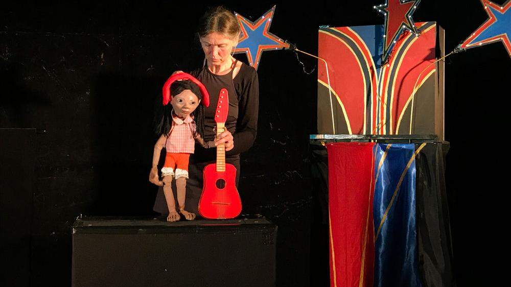 Elfriede Scharf bei der Aufführung mit einer ihrer selbstgebastelten Puppen