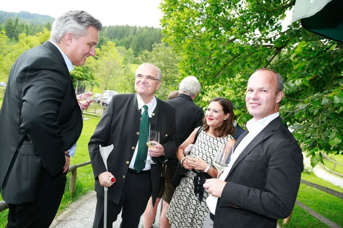 Kleine-Chefredakteur Hubert Patterer und Styria-Vorstand Markus Mair begrüßen Justizminister Wolfgang Brandstetter