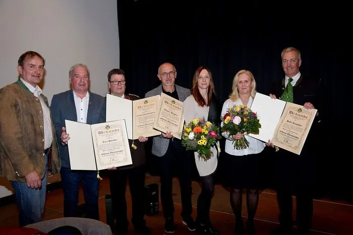 Dankesurkunden erhielten Martin Lang, Gerhard Röxeis, Gerti Lang und Adelheid Deutschmann. Das Silberne Ehrenzeichen der Marktgemeinde überreichte der Bürgermeister gemeinsam mit seinem Vize Johann Lappi an Heidi Rauscher, Anita Fastl, Othmar Wagner, Erwin Deutschmann und Kurt Stöckler; das Goldene Ehrenzeichen erhielten Hannes Klapsch, Thomas Zöhrer, Helmut Unger, Gerti Pechmann und Manfred Rodde.