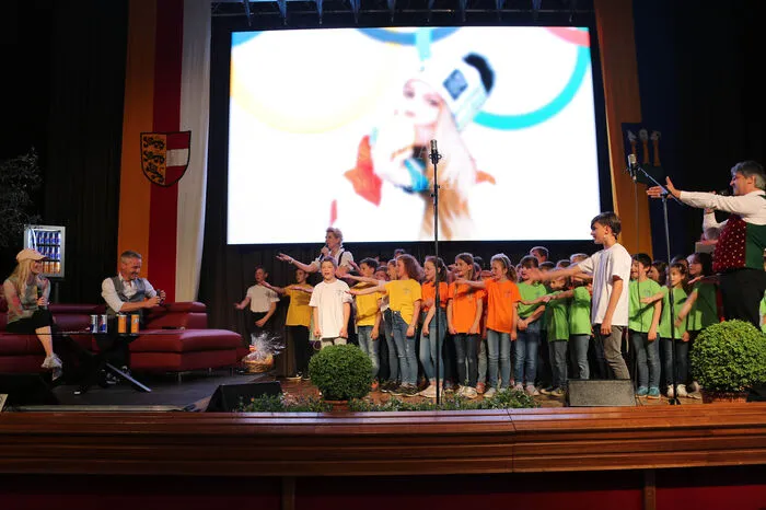 Ein zweites Mal vorgetragen wurde die Hymne von den Schülerinnen und Schülern der Anna Gasser Volksschule