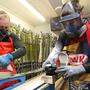 Die Arbeit mit Schutzmasken in den Ski-Trucks soll bald ein Ende haben 	