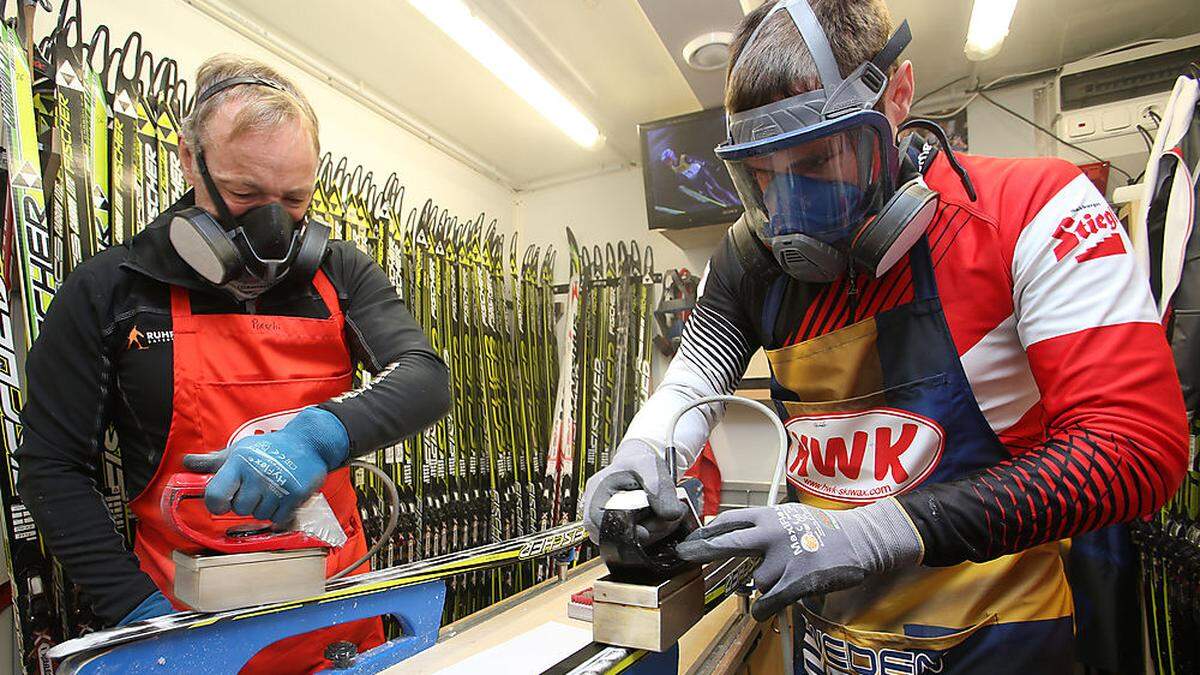 Die Arbeit mit Schutzmasken in den Ski-Trucks soll bald ein Ende haben 	