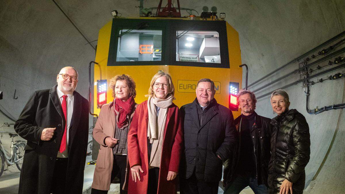 Im Koralmtunnel: ÖBB-CEO Andreas Matthä, die steirische Umweltlandesrätin Ursula Lackner, Verkehrsministerin Leonore Gewessler, Steiermarks Europa-Landesrat Werner Amon, ÖBB-Gesamtprojektleiter Klaus Schneider und Gaby Schaunig, stellvertretende Landeshauptfrau in Kärnten