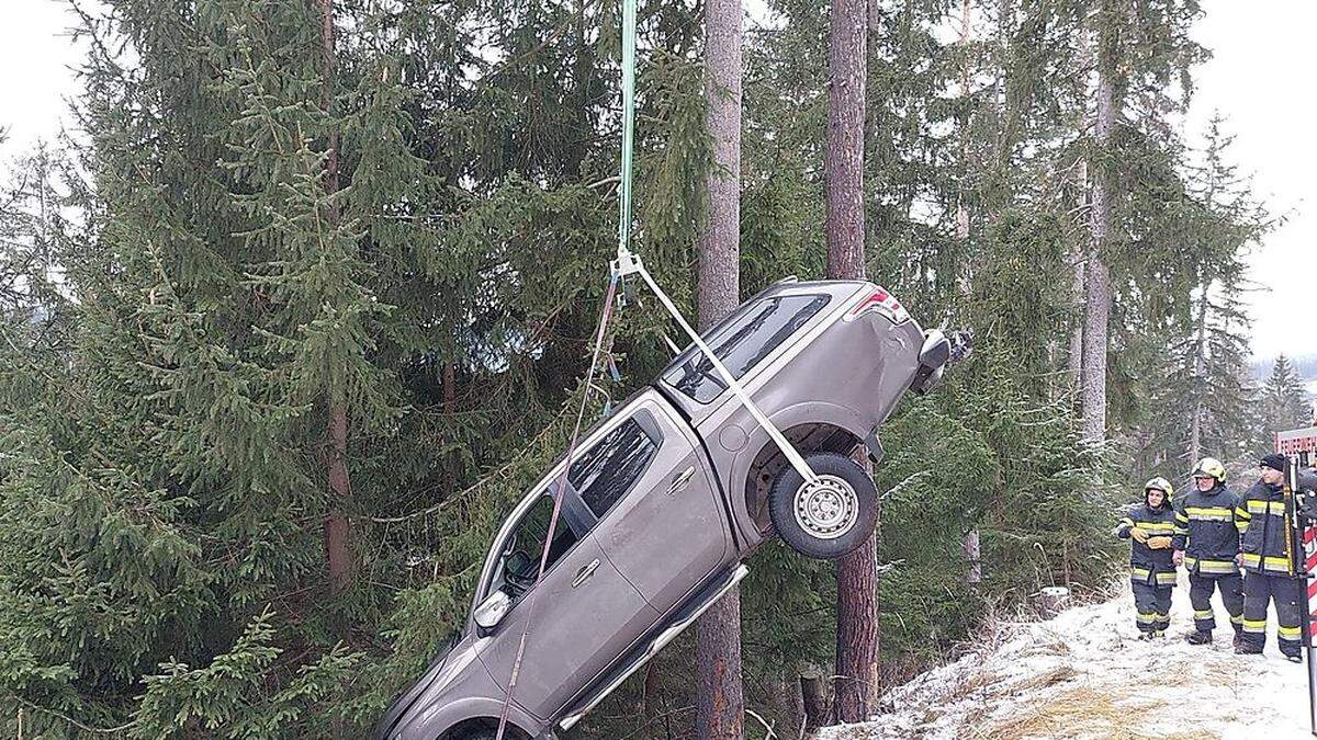 Für die Bergung des verunfallten Wagens musste auch die Feuerwehr Trofaiach ausrücken 