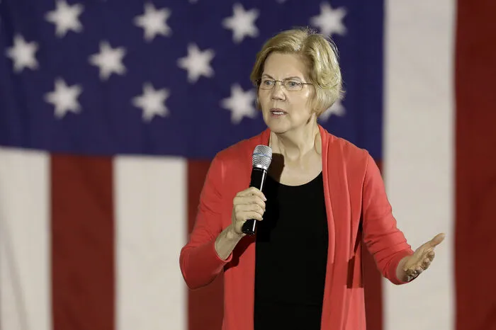 Die ehemalige Harvard-Professorin tat sich zu Beginn des Wahlkampfs schwer. In den vergangenen Wochen hat sie sich jedoch konsequent nach oben gekämpft. Warren zählt zum linken Flügel der Partei, als Utopistin sollte sie aber niemand bezeichnen. Kein anderer Kandidat hat ein annähernd so detailliertes Programm zu bieten wie die Senatorin aus Massachusetts. Es umfasst eine Reichensteuer, bessere Kinderbetreuung und die Zerschlagung von Tech-Giganten wie Facebook. Bei der Basis wird diese Agenda gern gesehen.
