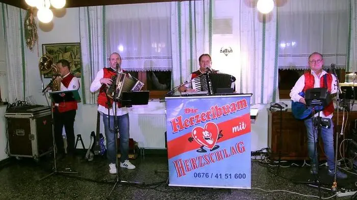 Bestens besucht, eine fröhliche Stimmung und die flotte Musik der Gruppe „Herzschlag“ kennzeichneten den Ball der Freiwilligen Feuerwehr Salla im Gasthaus Rauch-Zach.
