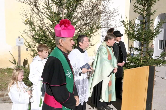 Festlich empfangen wurden die Teilnehmer im Stiftshof von Hochwürden Monsignore Emmanuel Longin und Stiftspfarrer Christian Stromberger, welche die Gläubigen in die Kirche zur Hubertusmesse begleiteten. 