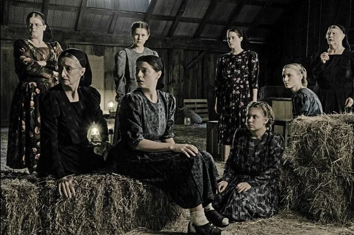 Sarah Polley hat den beklemmenden Roman von Miriam Toews mit einem hochkarätigen Ensemble (Rooney Mara, Claire Foy, Jessie Buckley, Frances McDormand) für die Leinwand adaptiert. Nach wahrer Story wird darin von acht Frauen in einer mennonitischen Gemeinde in Bolivien erzählt. Ihre Männer betäuben und vergewaltigen sie, denunzieren diese Akte als „wilde weibliche Fantasien“. Zwei Tage haben die Frauen Zeit für eine Entscheidung: den Männern verzeihen und bleiben? Oder gehen? In einer Scheune debattieren sie ihren Wert, ihre Unterordnung, ihre Körper, ihre Freiheit – und wie diese aussehen könnte. Eloquent, klug, mit feinem Humor versehen, verhandelt Polley in "Women Talking" das Frausein in einer patriarchalen Welt. Kinostart: 26. Jänner 2023.