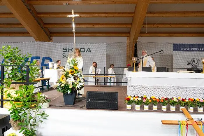 Mit dabei war auch eine zufällig auf einem Gegenbesuch in der Steiermark weilende, 14 Personen umfassende Gruppe aus der Partnerdiözese in Brasilien, angeführt von Ihrem Bischof. 
