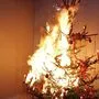 Durch einen Sternspritzer geriet der Christbaum explosionsartig in Brand (Sujetbild)