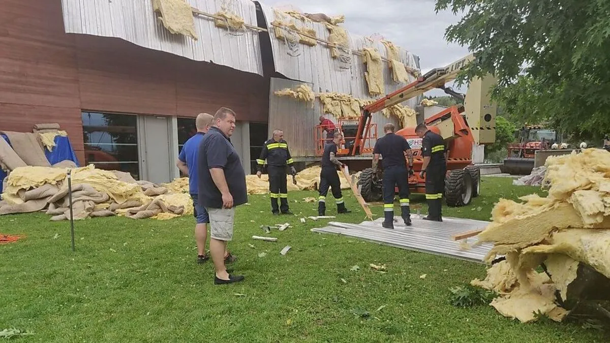 Die Aufräumarbeiten bei der Volksschule Flöcking haben begonnen.