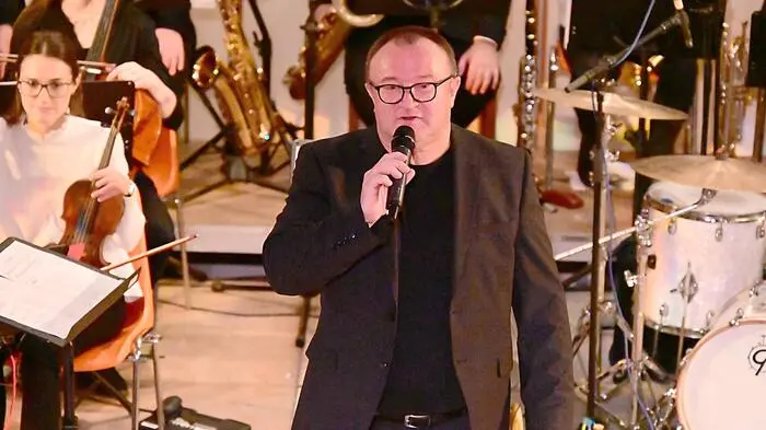 Wie die Ankündigung schon vermuten ließ, stand die harmonische Vielseitigkeit im Mittelpunkt des Abends. Das Ensemble der Musikschule Zeltweg, „Orchestrina Variosa“, die Band „Elementisch-steirisch“, Austropop-Musiker Uwe Schmidt und die Urgesteine der Zeltweger Rockszene, „X-Large“, boten gemeinsam und in unterschiedlichen Konstellationen ein abwechslungsreiches musikalisches Programm. 