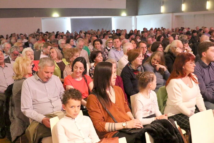 Hunderte Besucher waren aus diesem Grund in die Blumenhalle gepilgert. 