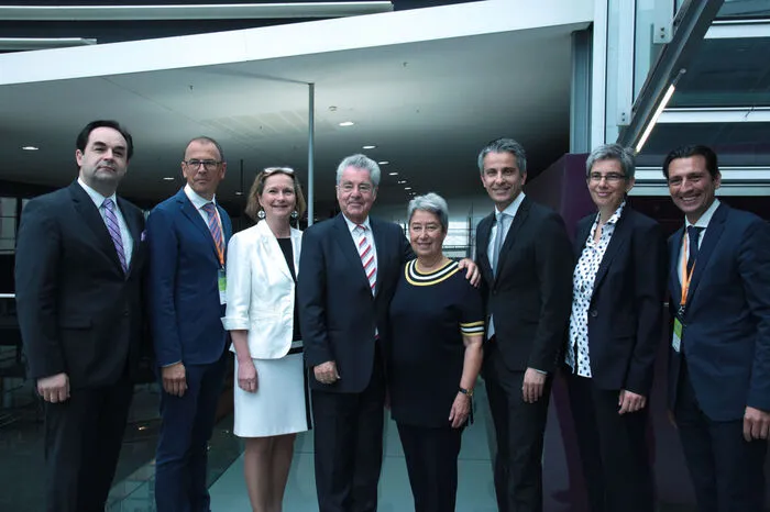 v. l. n. r.: Armin Egger (CEO MCG), Wolfgang Muchitsch (Direktor Universalmuseum Joanneum), Bettina Vollath (Präsidentin Landtag Steiermark), Bundespräsident Heinz Fischer, Margit Fischer (Vorsitzende ScienceCenter-Netzwerk), Stadtrat Kurt Hohensinner, Barbara Streicher (GF ScienceCenter-Netzwerk), Jörg Ehtreiber (GF FRida &amp; freD).