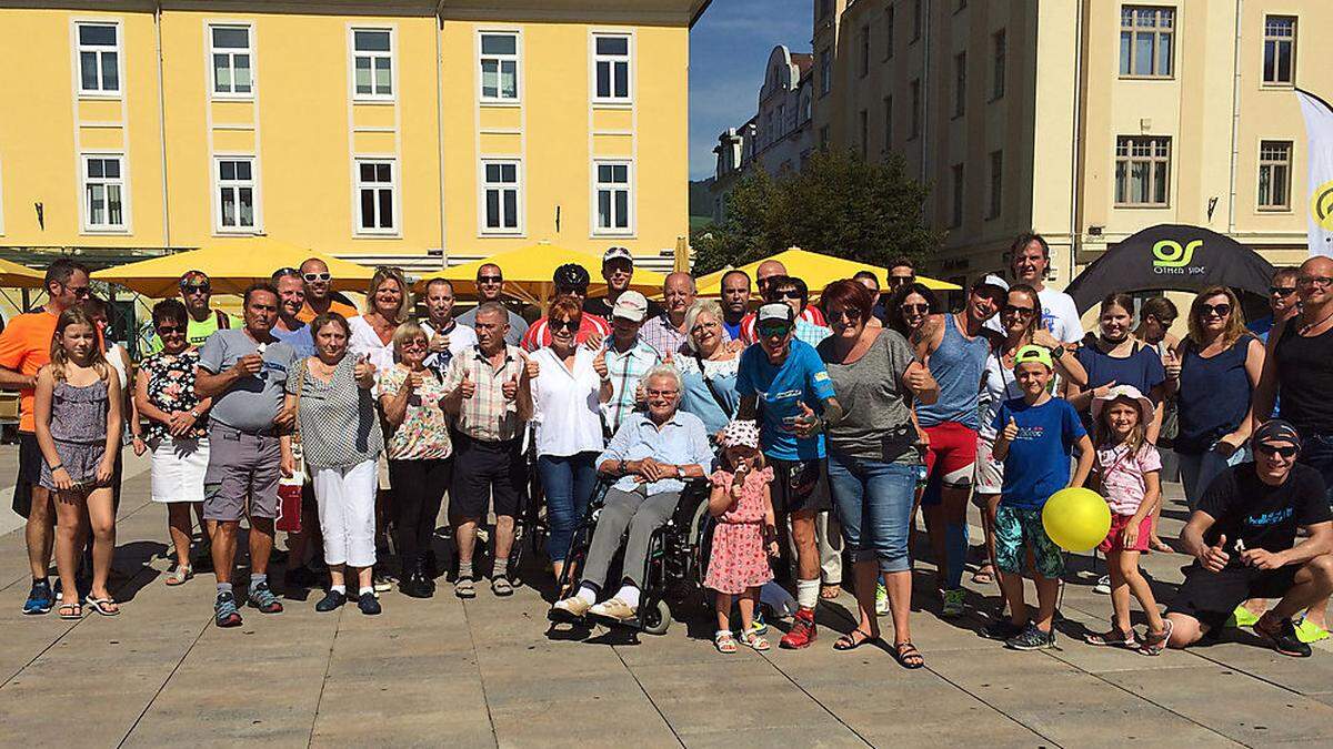 Andreas Ropin (Mitte, blaues T-Shirt) wurde von zahlreichen Fans an Brucker Hauptplatz empfangen