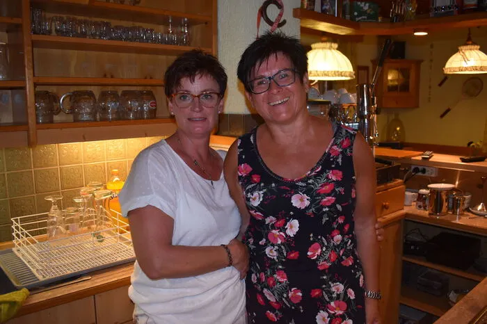Direkt im Gastlokal arbeiteten Andrea Wutte (links) und Anja Kunze.