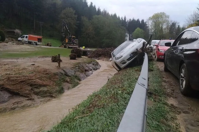 Sie retteten Montagabend bei Wildon vier Personen aus drei Fahrzeugen. Die Autos waren von den Fluten mitgerissen worden...