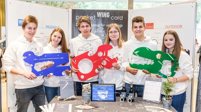 Pocketwingcard: Schüler der HTL Bulme gewannen den Wettbewerb mit lustigen Werkzeugkarten im Kreditkartenformat...