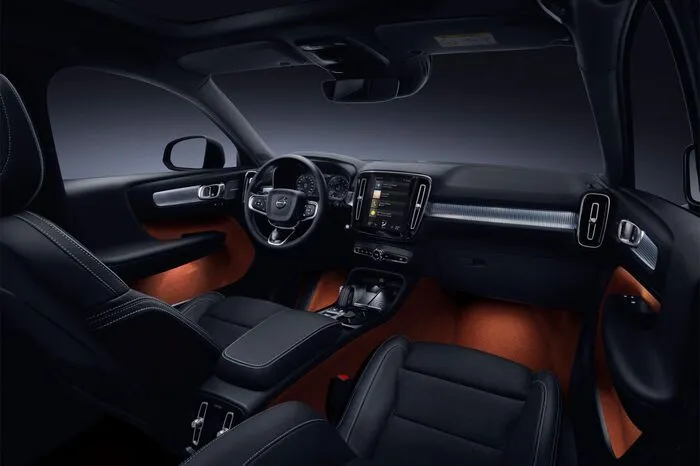Zu den optional verfügbaren Highlights des Unterhaltungsprogramms zählen das Navigationssystem „Sensus“, eine Smartphoneintegration per Apple CarPlay und Android Auto und ein induktives Ladesystem für kabelloses Aufladen.