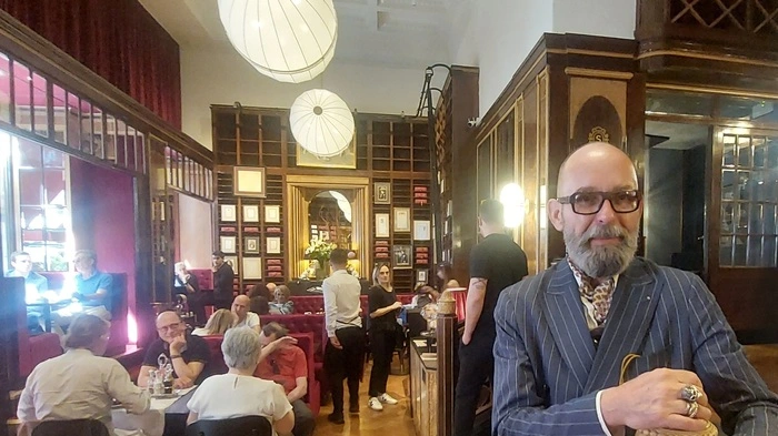 In Triest eröffnete Dizzi Alfons (am Foto) das 1. Café Sacher außerhalb von Österreich in Triest in der Via Dante in der Fußgängerzone gleich neben dem Caffè Eppinger nur ein paar Meter vom Meer entfernt. Das Lokal wurde ab 8 Uhr in der Früh von Gästen gestürmt.