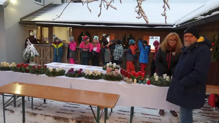 Die Kulisse für den heurigen Waisenegger Christkindlmarkt hätte nicht malerischer sein können. Eine weiße Schicht hatte sich bereits durch den Schneefall während des Vormittags auf Bäume, Wiesen und Dächer gelegt, dazu gesellten sich noch dicke Schneeflocken, die immer wieder vom Himmel fielen.